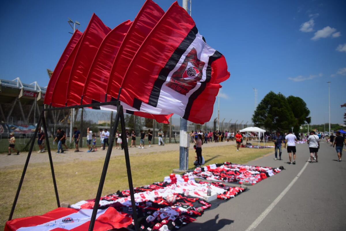 30 mil entradas vendidas para River-Independiente (R), la segunda semifinal de Copa Argentina, en el Kempes. (Nicolás Bravo / La Voz)