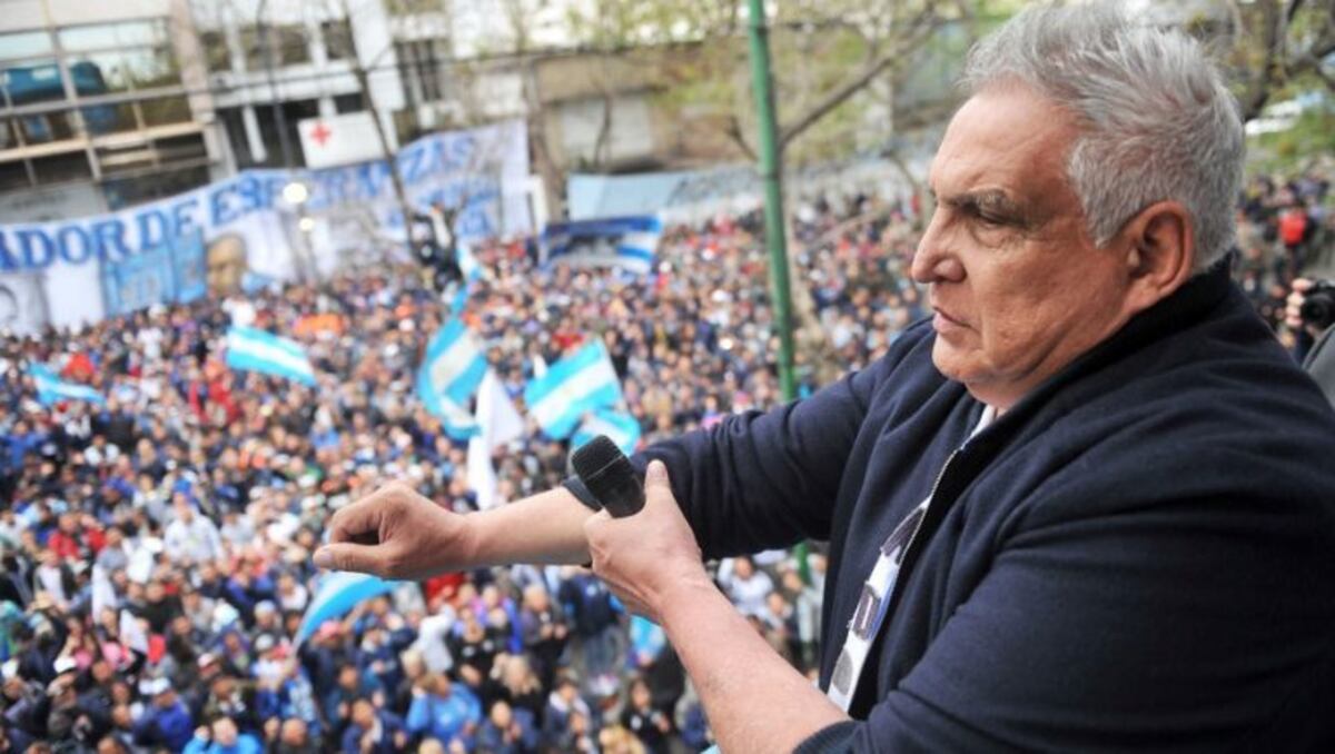 Juan Pablo “Pata” Medina, atrincherado en la sede La Plata de la Uocra tras ser denunciado por supuesta extorsión al Estado, en 2017. (La Voz / Archivo)