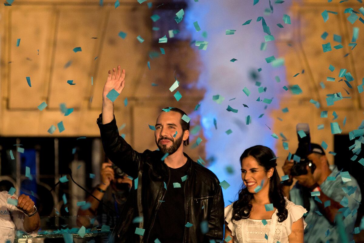 Bukele, junto a su esposa.