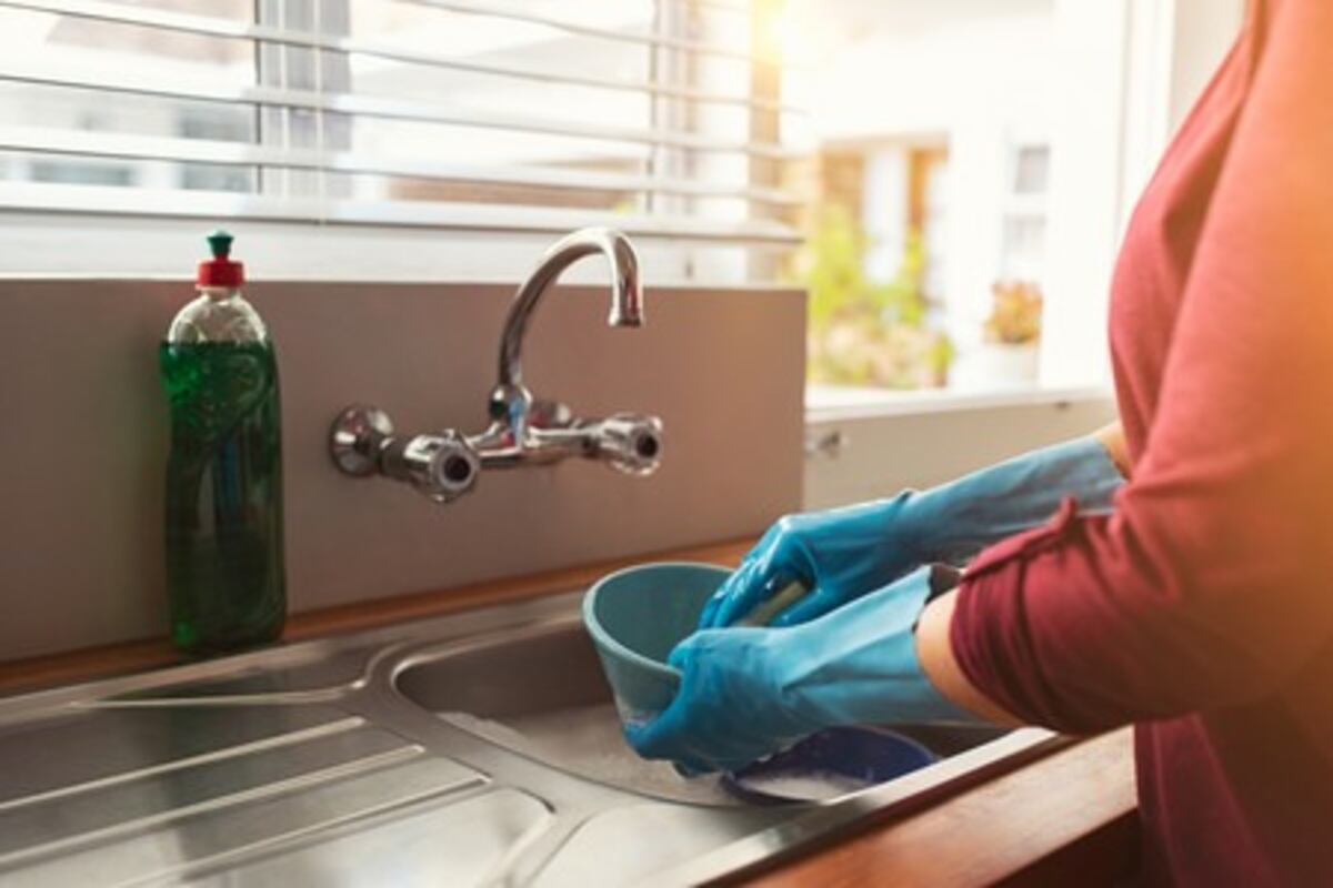 La carga mental oculta: qué significa odiar lavar los platos, según la psicología