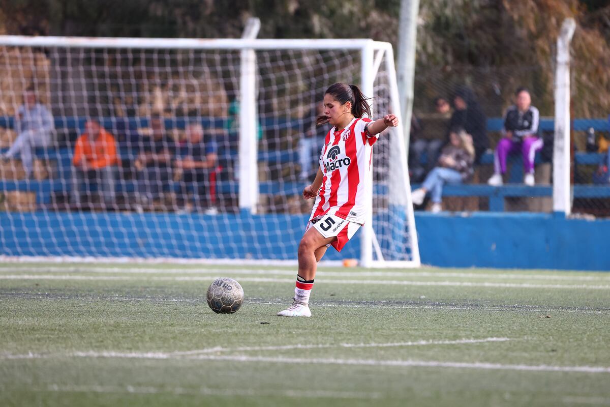 Mayra Oliva es la capitana de Instituto, que salió campeón del Torneo Apertura de LCF. (Gentileza Instagram @juanjotapablo / Juan Pablo Luna).