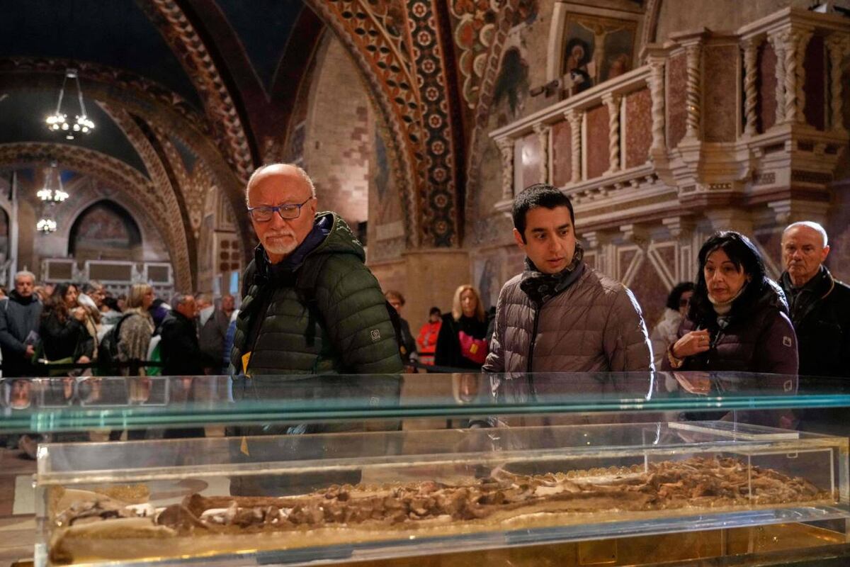 Por primera vez en la historia, los restos de San Francisco de Asís se exhiben públicamente en la basílica de su ciudad natal. (AP / Gregorio Borgia)