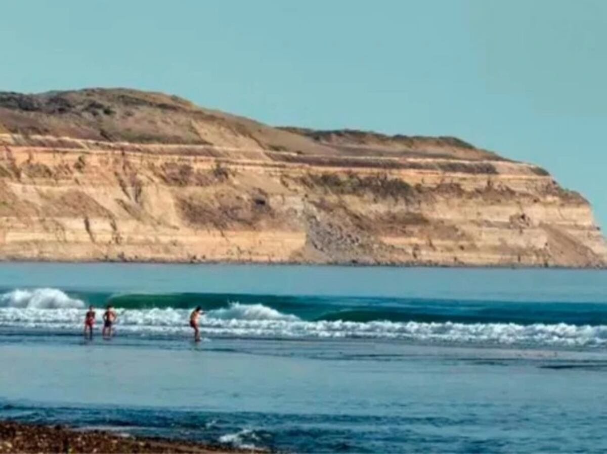 Cuál es el refugio patagónico de acantilados y mar transparente para desconectarse en verano