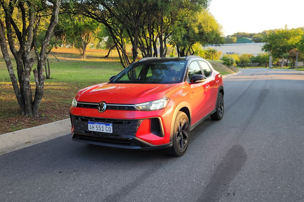El pequeño 1.0 turbo de tres cilindros con 101 CV de potencia y 170 Nm se combina exclusivamente con una transmisión automática Tiptronic de seis velocidades.