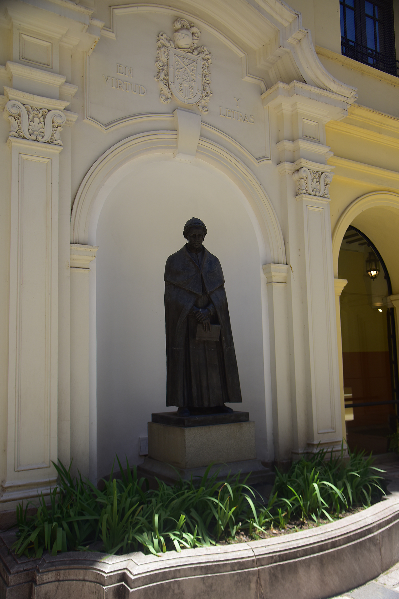 Escultura del fundador del Colegio Nacional Monserrat Ignacio Duarte y Quirós. (Pedro Castillo / La Voz