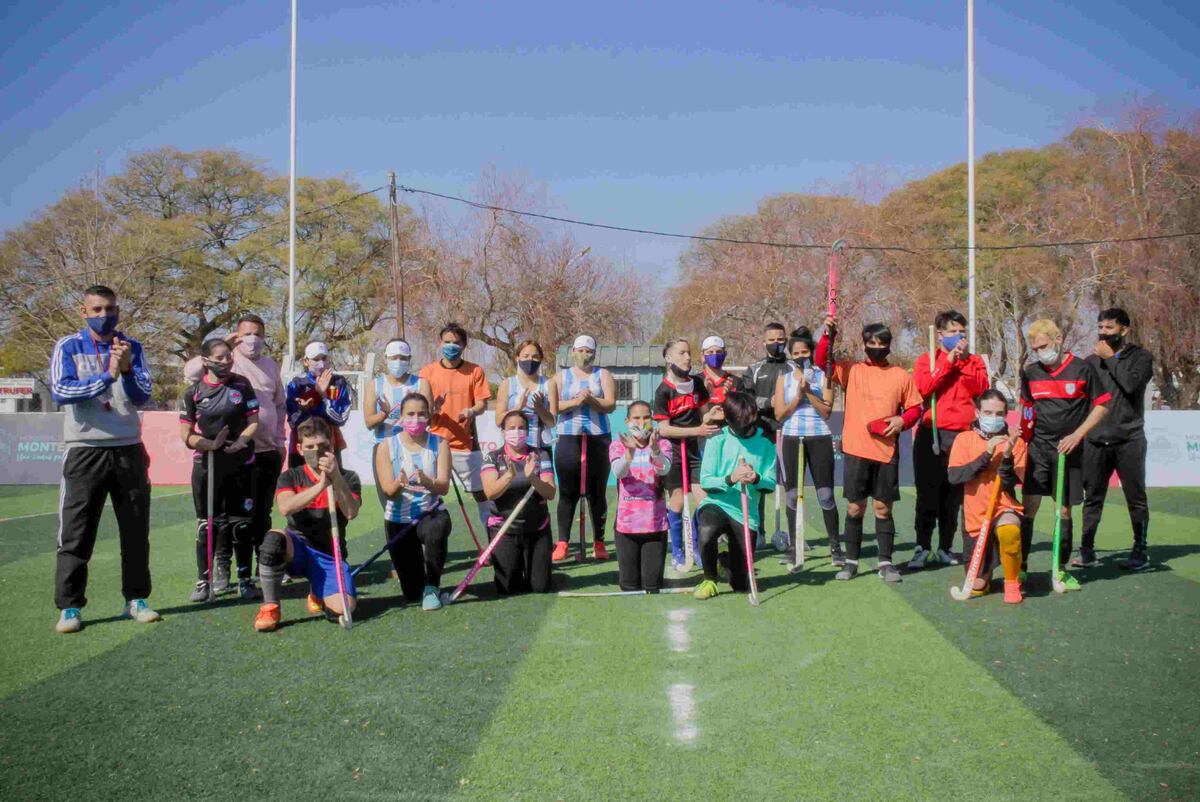 Participantes del campus Blind Hockey 5, actividad para personas con discapacidad visual.