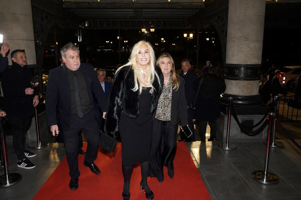 Su Giménez al llegar al Teatro Colón. (Clarín)