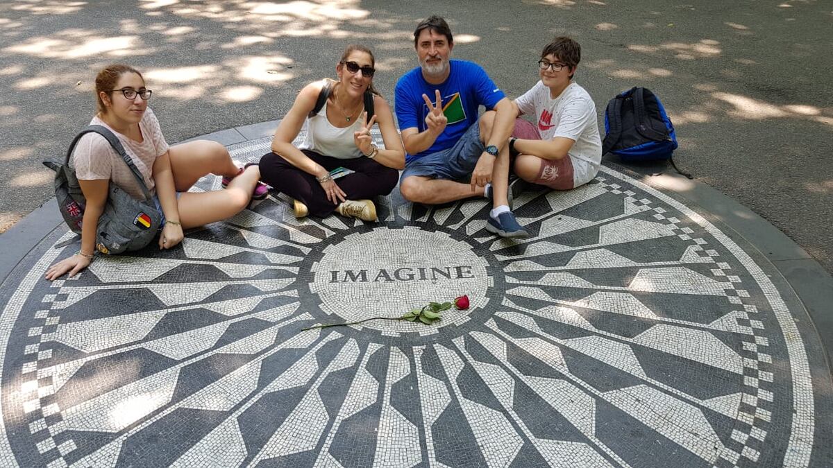 El flaco con su esposa Elisa, Agustina y Francisco en el Central Park. Disfrutan mucho los viajes en familia.