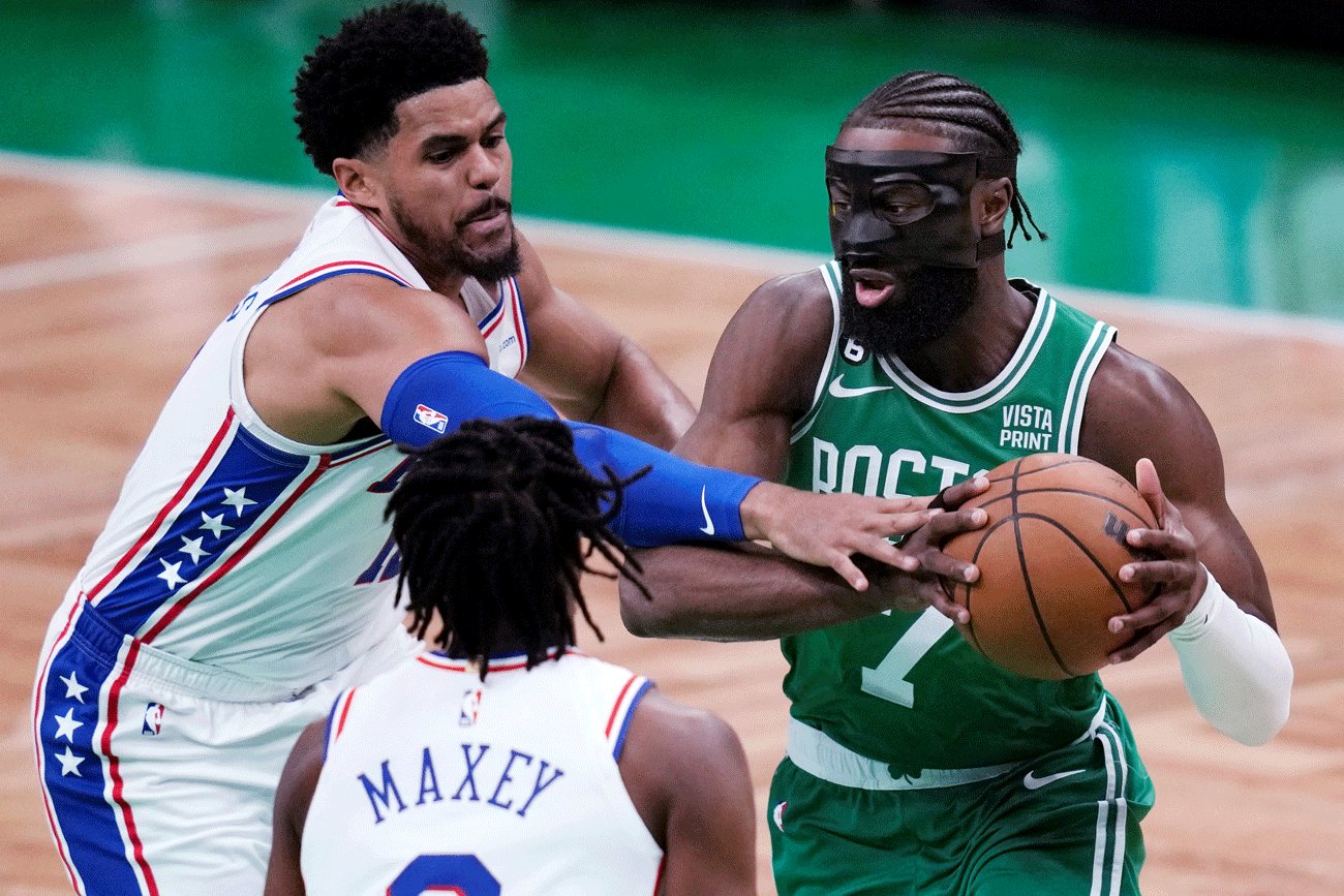 Jaylen Brown se hizo fuerte en el segundo juego de la semi del Oeste y lideró a los Celtics al triunfo. (AP)