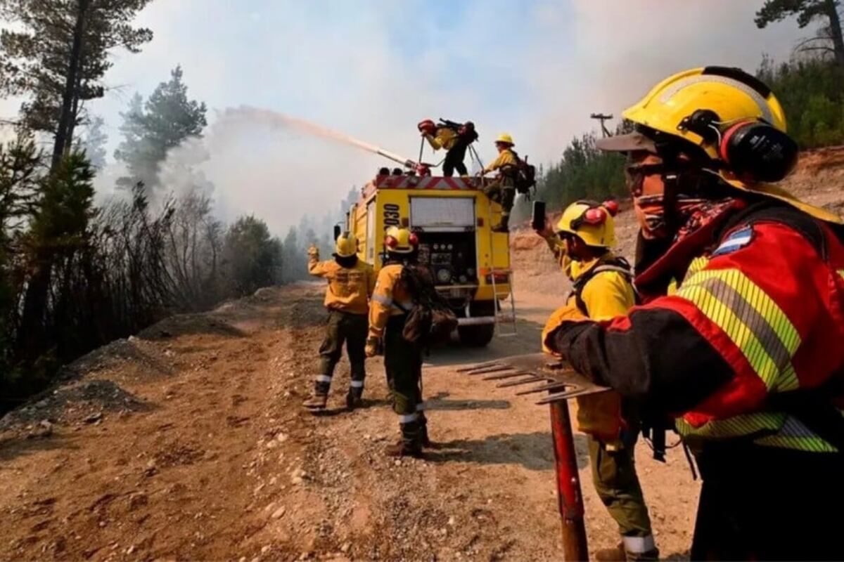 Brigadistas del Etac de Córdoba y del Servicio Nacional del Manejo del Fuego. (Foto: El Litoral)