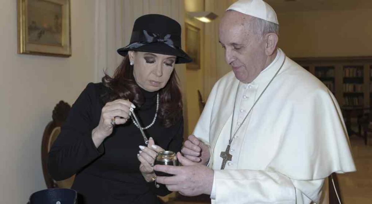 Relación. Luego de las críticas iniciales, Cristina Kirchner se acercó mucho al Papa, con quien se reunió en siete oportunidades.  (AP / Archivo).