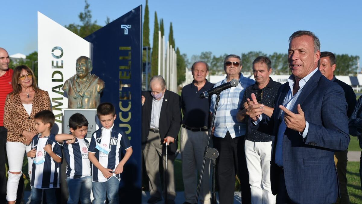 Andrés Fassi, en el homenaje a Amadeo Nuccetelli en 2025. Ahora volverá a hacerse en La Iglesia de los Capuchinos. Estará la familia del gran e histórico presidente albiazul y sus amigos Omar Verzellini, Egidio Heyd, Hugo Bertinetti, entre otros.