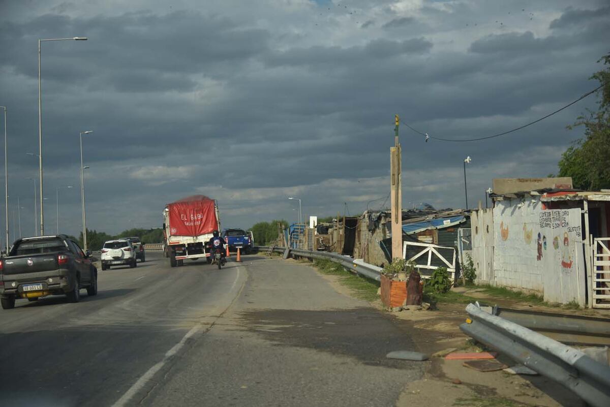 Rulo de la ruta 9 y circunvalación, villa de emergencia que avanza sobre el guardarrail (Facundo Luque / La Voz)