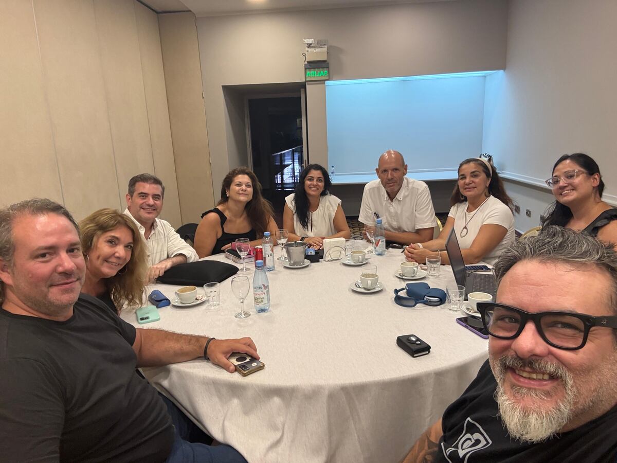 Equipo de Organización de "Gente que Hace Bien": (De Izq a der) Pedro Bustos, Analía Chirico, Maximiliano Mauvecin, Soledad Romero, Agustina Pioli, Pablo Scandogliero, Andrea Juncos, Ana Lacuadra y Santiago Lobos. (Gentileza)