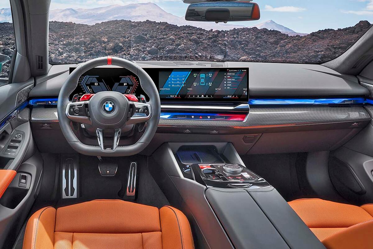 Se destaca el volante de cuero M , las butacas multifunción M de cuero ventiladas, calefaccionadas, la pantalla BMW curva con head-Up display, función de vista aumentada,  entre otros recursos.