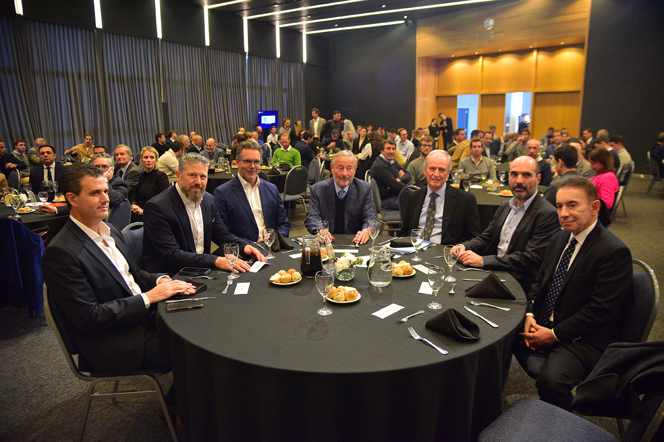 Reunión en la Bolsa de Comercio. Martín Teicher (Elyon Desarrollos), Daniel Elsztain (Irsa Inversiones), Guido Sandleris (Ecosur), Cristiano Rattazzi (Bolsa de Buenos Aires, Manuel Tagle (Bolsa de Córdoba),Nicolás Gadano (Empiria Consultores) y Domingo Sesín (Tribunal Superior de Justicia de Córdoba). (Pedro Castillo/La Voz)