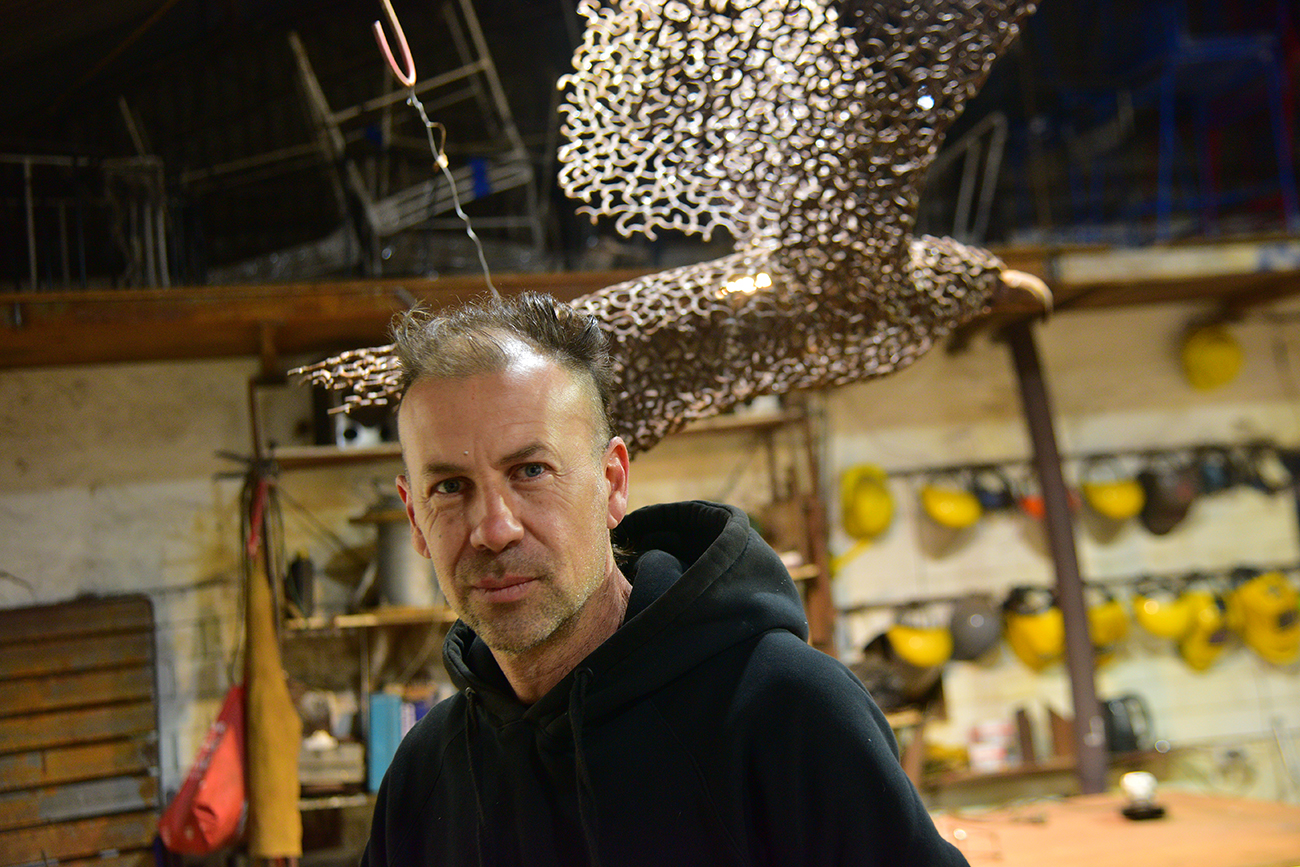 Córdoba. El artista plástico Simón Ibañez Duran en su taller. (Pedro Castillo / La Voz)