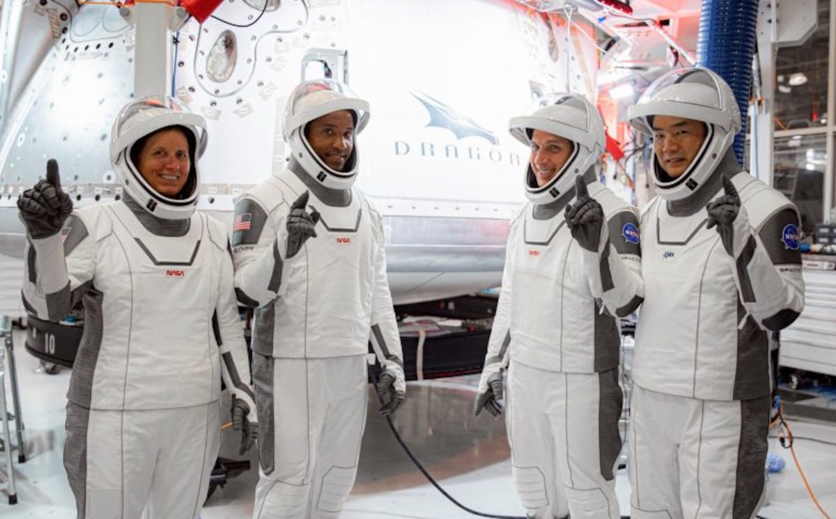 Los astronautas que llegaron hoy a la Tierra (desde la izq.) la especialista de misión Shannon Walker, el piloto Victor Glover, el comandante de la nave Crew Dragon Michael Hopkins y el especialista de misión de la Agencia de Exploración Aeroespacial Japonesa Soichi Noguchi.