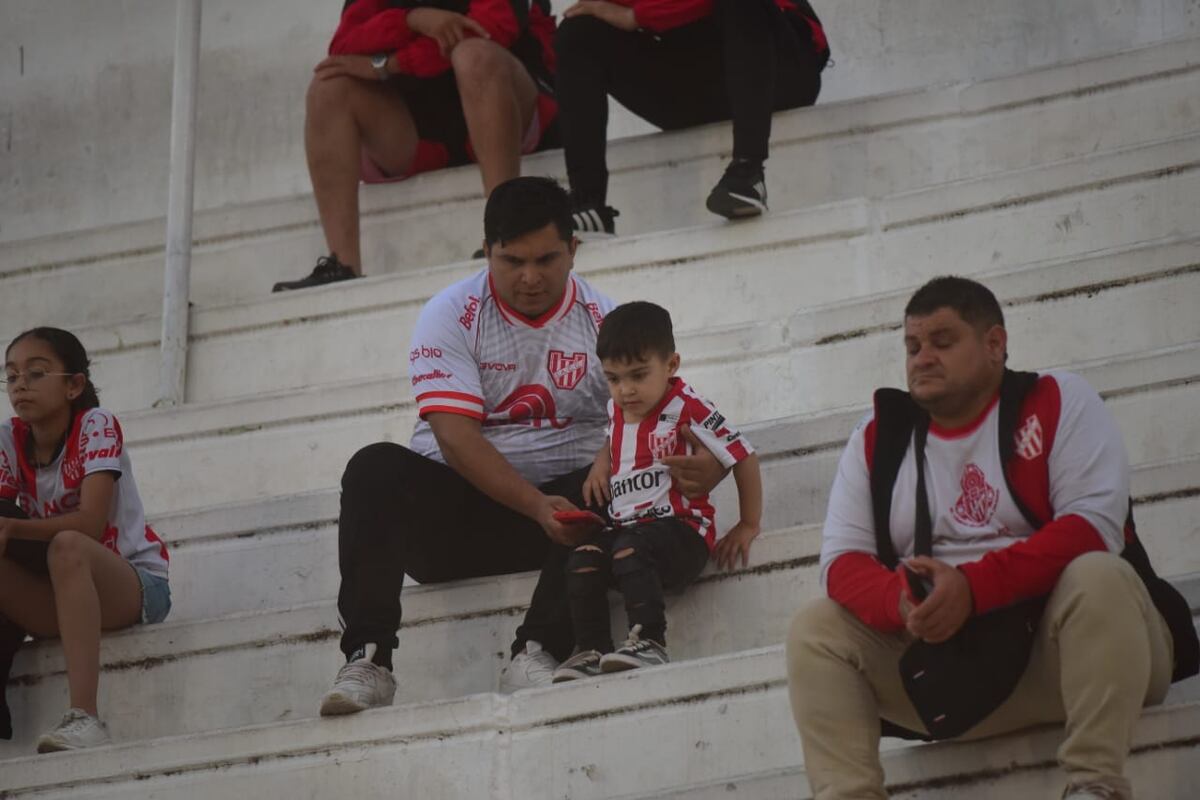 Copa Córdoba. Los hinchas de Instituto en el Monumental de Alta Córdoba, antes del partido con Talleres. (Javier Ferreyra / La Voz)