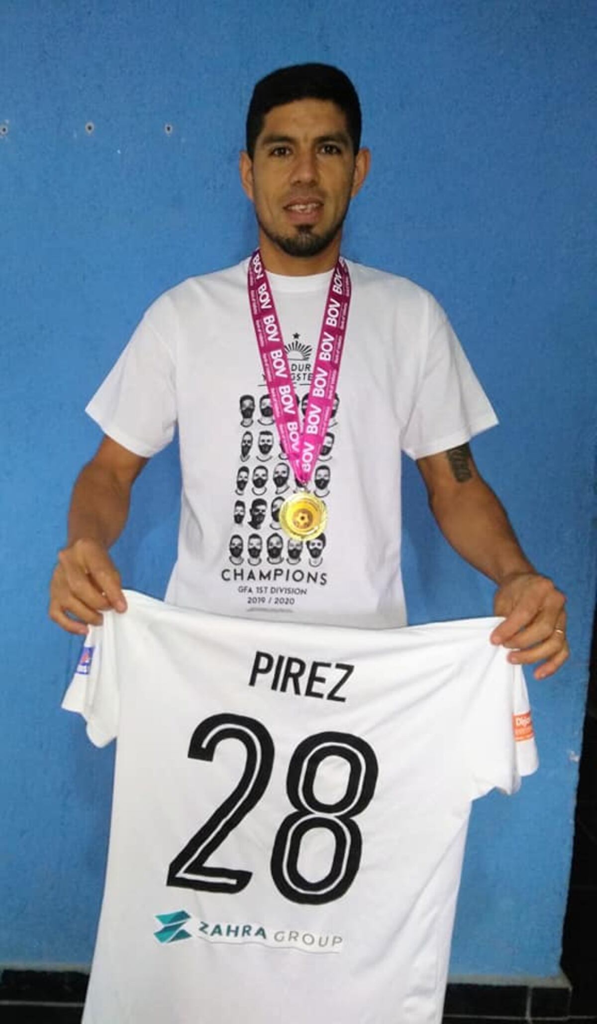 "El Chanchi" Pirez con la camiseta y la medalla de campeón en Malta. (Gentileza Hugo Pirez).