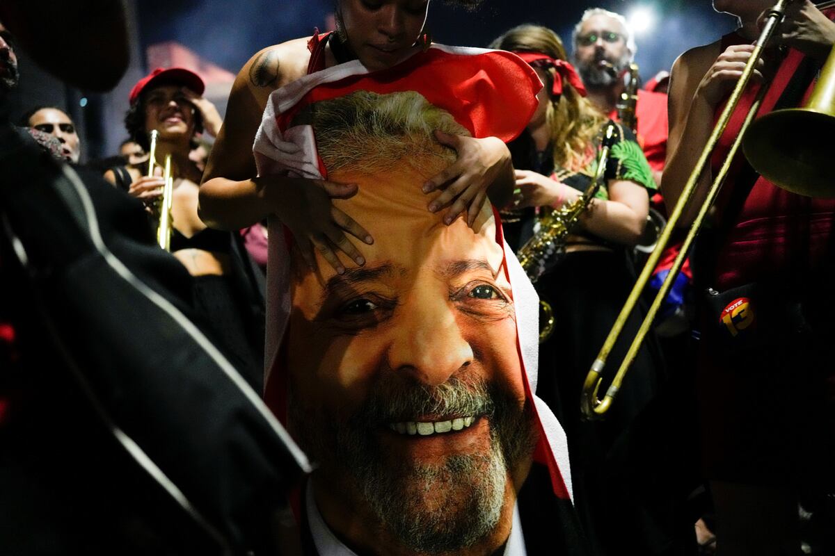 Un partidario del expresidente brasileño Luiz Inácio Lula da Silva sostiene una bandera con el rostro de da Silva estampado después de que se anunciaran los resultados de la segunda vuelta de las elecciones presidenciales, en Sao Paulo, Brasil, el domingo 30 de octubre de 2022. La autoridad electoral de Brasil dijo que da Silva derrotó al titular Jair Bolsonaro para convertirse en el próximo presidente del país. (Foto AP/Matías Delacroix)