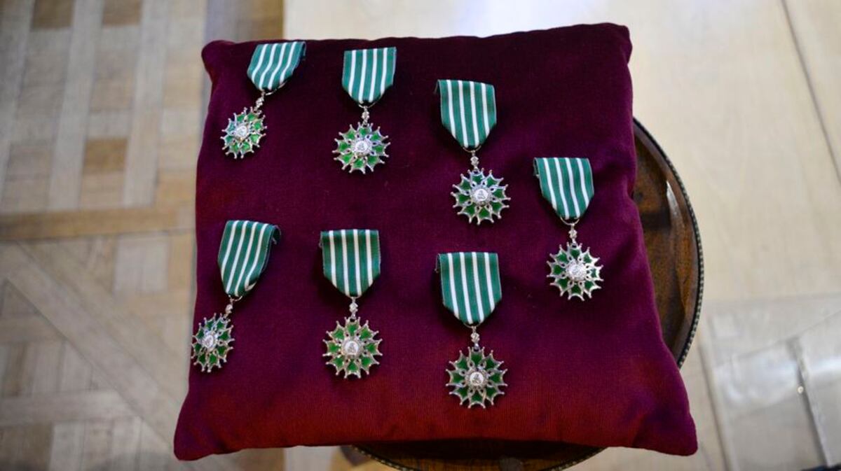 Las siete insignias de caballero de la Orden de las Artes y las Letras. (La Nación)
