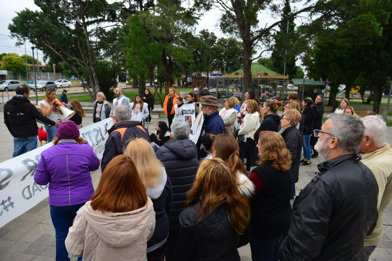 Familiares, amigos y vecinos de Sebastián Villarreal se reunieron en la plaza de barrio Yofre Norte para pedir por más seguridad en la zona. (Nicolás Bravo / La Voz)