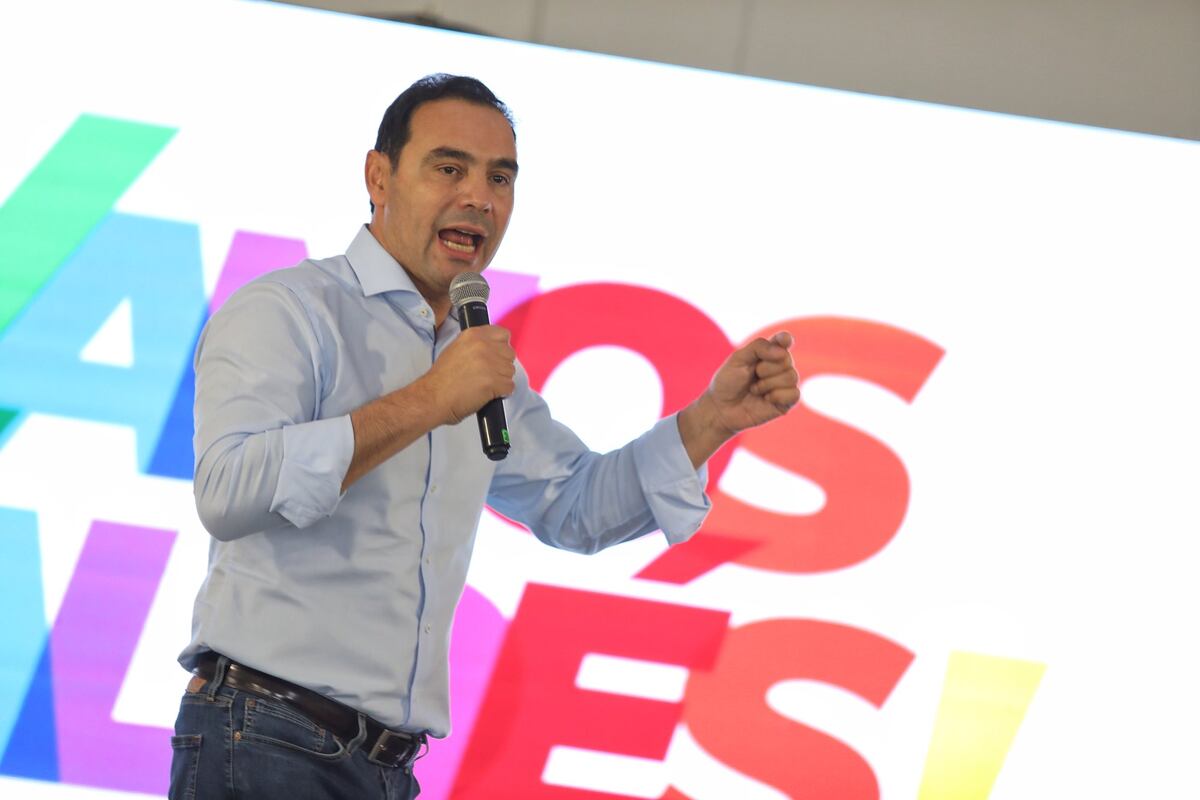 Valdés durante un acto político en Esquina desde donde explicó por qué extendió las vacaciones invernales.