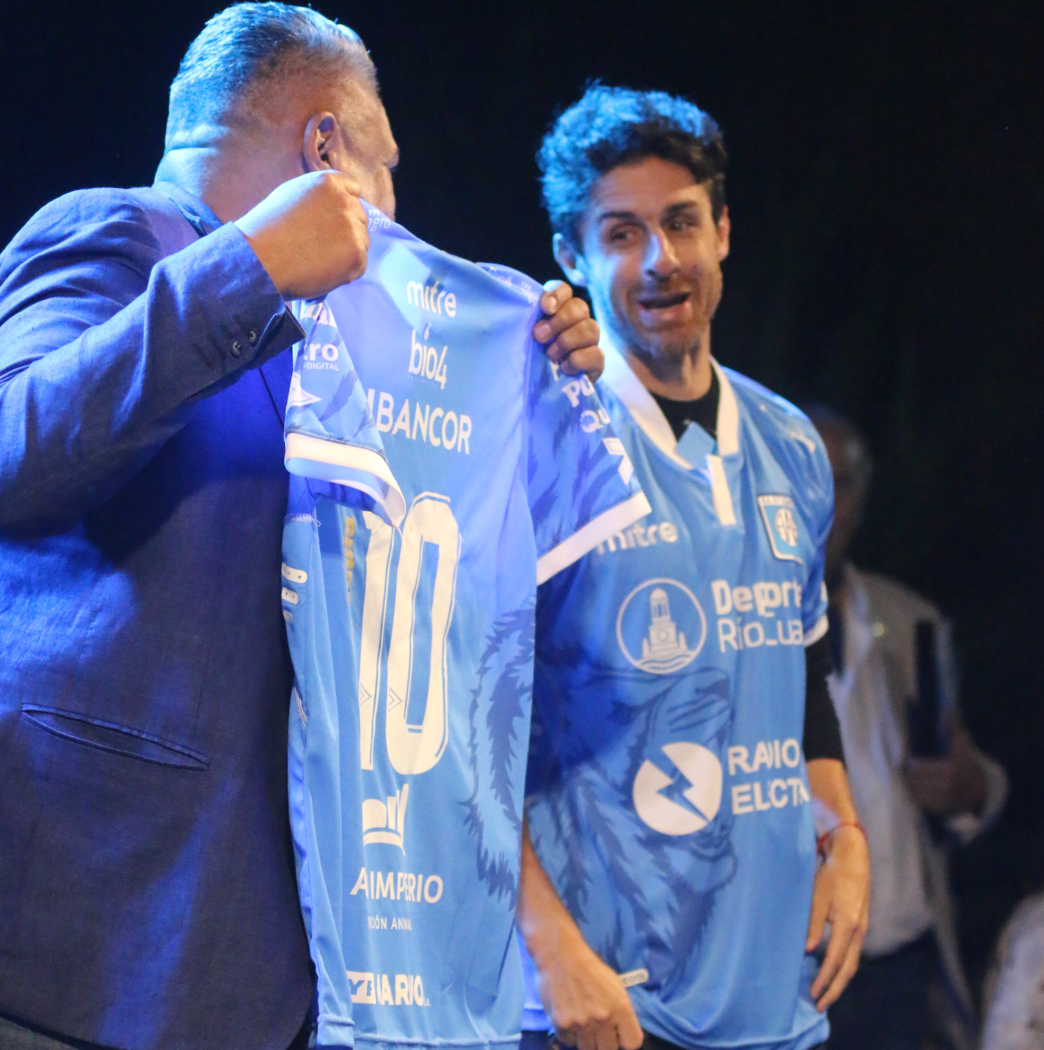Pablo Aimar en el homenaje que le realizaron en Río Cuarto. (Prensa Estudiantes).