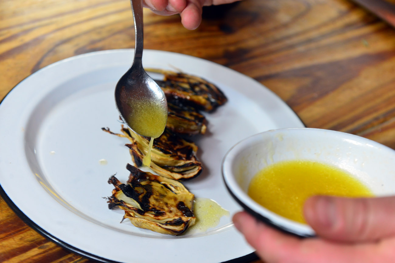 Christian Baldovino es un cocinero y parrillero de Jesús María, y muestra algunas de sus recetas de guarniciones de vegetales a la parrilla. (Nicolás Bravo / La Voz)
