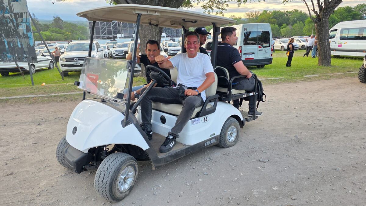 Gobierno: Marcelo Rodio, presidente de la Agencia Cultura, y Miguel Siciliano, ministro de Vinculación, en el Cosquín Rock 2026. (Prensa Rodio)