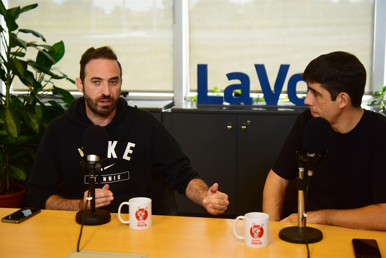 Grabación del podcast Mundo Gloria con los periodistas Agustín Caretó y Hernán Laurino. (Nicolás Bravo / La Voz)