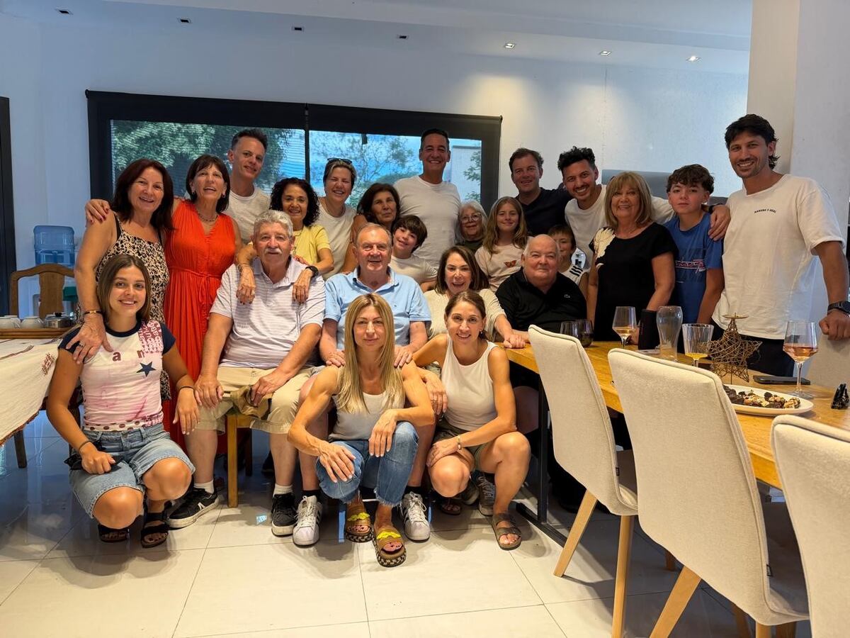 Amigos son los amigos. Históricos dirigentes delasotistas compartieron un asado en el quincho del legislador Federico Alesandri.