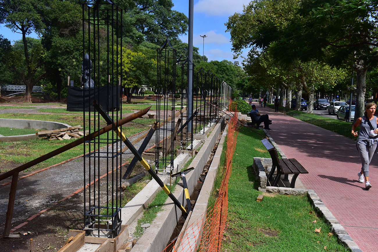 Mal estado de la isla Crisol del parque Sarmiento. (José Gabriel Hernández / La Voz)
