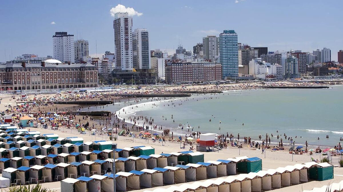 En Mar del Plata piden hasta 90 mil pesos por una carpa en la playa y 20 por una sombrilla.