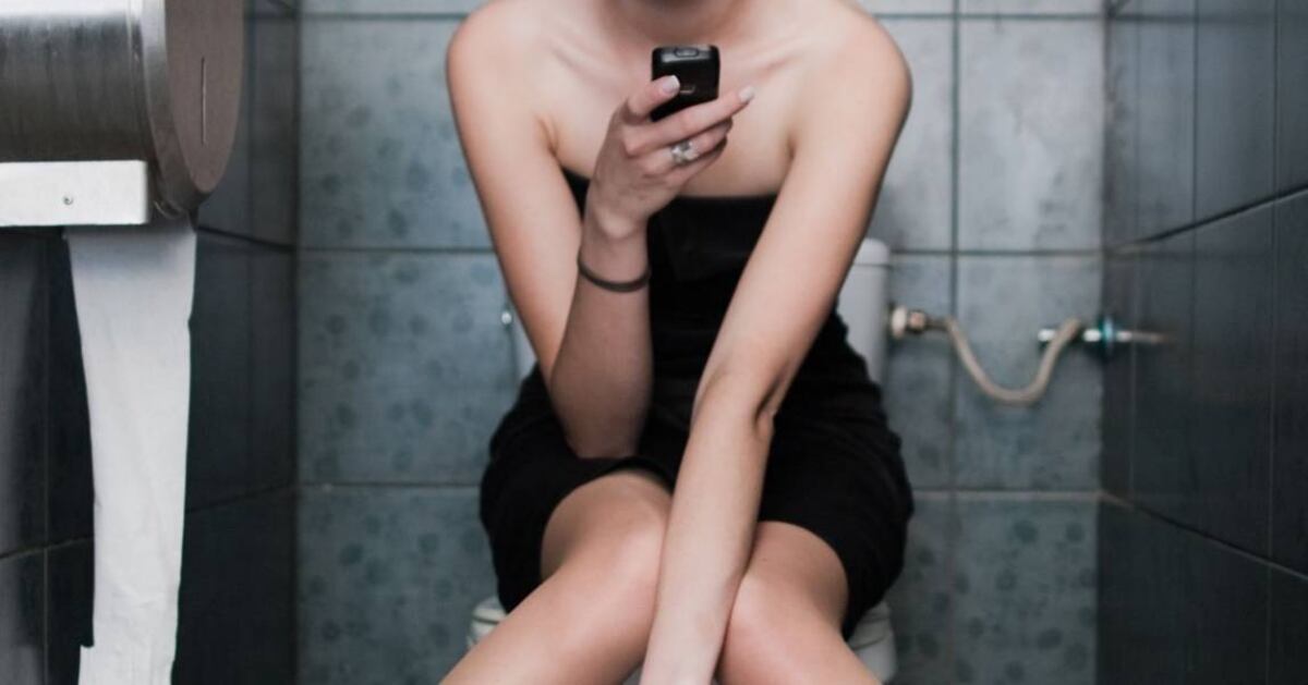 Estas son las 3 razones por las que no debes llevar tu celular al baño