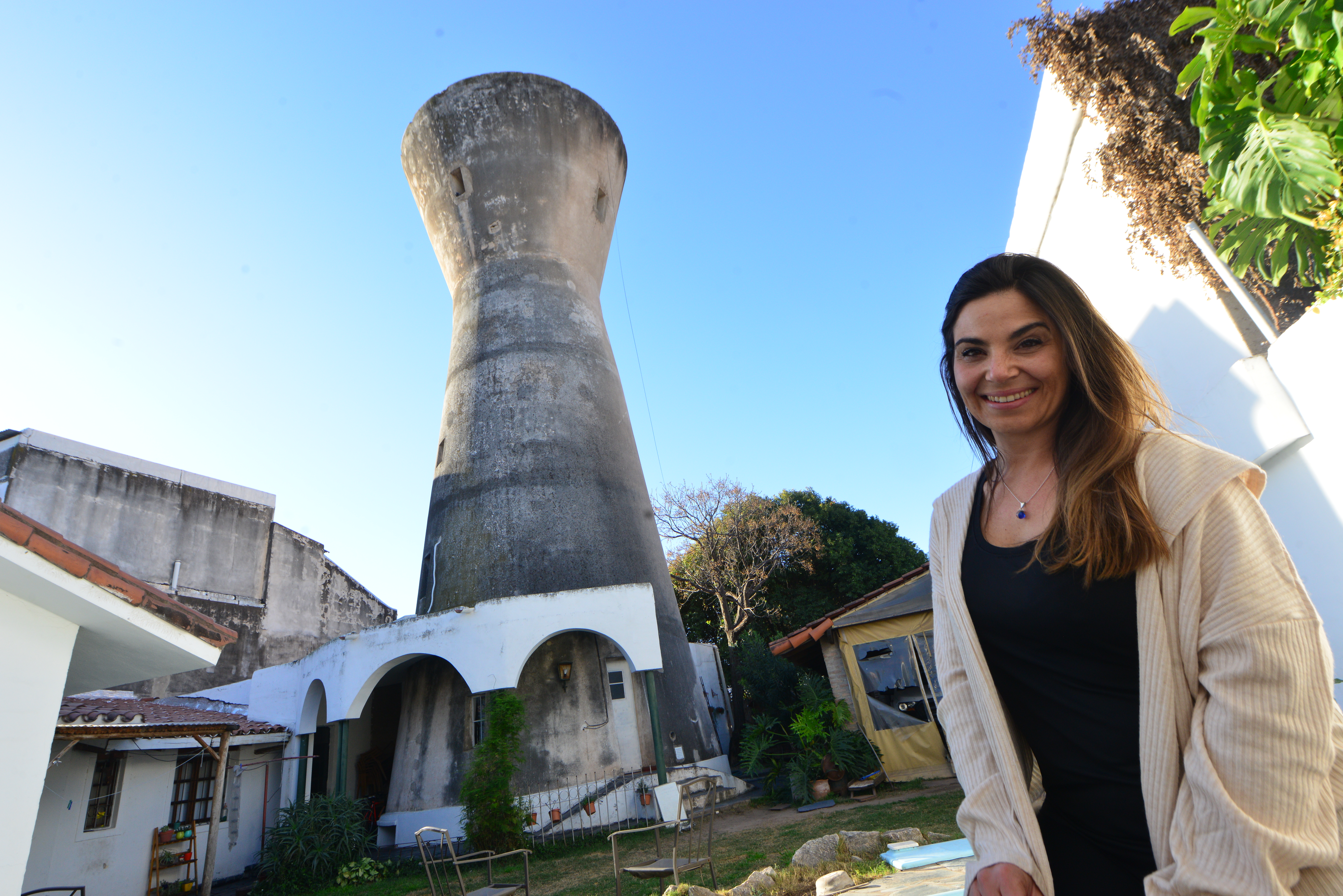 Noel Barros (40), dueña de unos de los tanques más vistosos de barrio San Fernando y que fue construido en 1959 para abastecer de agua a la zona. (Foto: Javier Ferreyra/LaVoz)