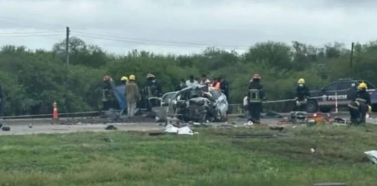Tragedia en Santiago del Estero: cinco muertos en un choque frontal entre un auto y una camioneta en la Ruta 9. (Foto: Gentileza Clarín)