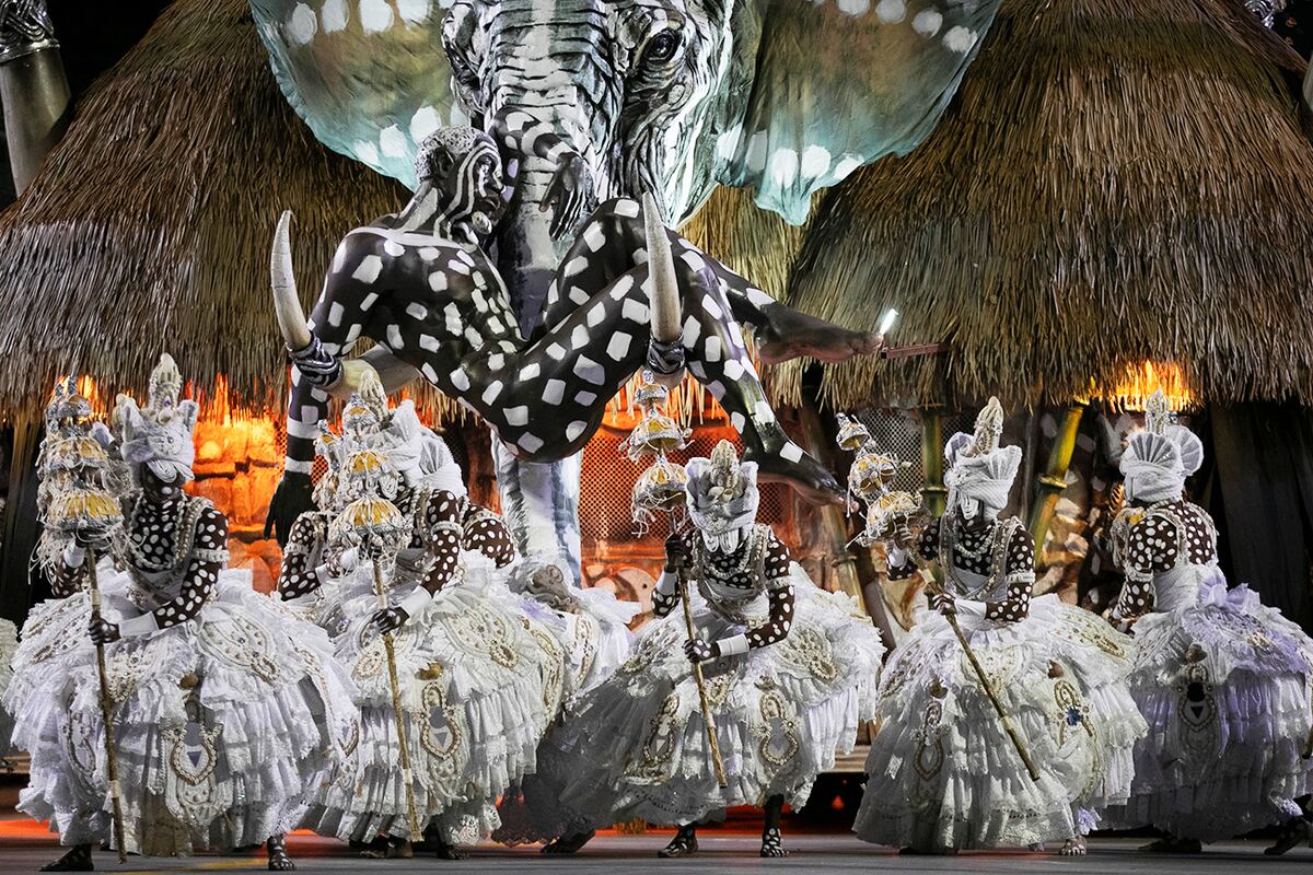 Artistas de la escuela de samba Imperatriz Leopoldinense. (AP)