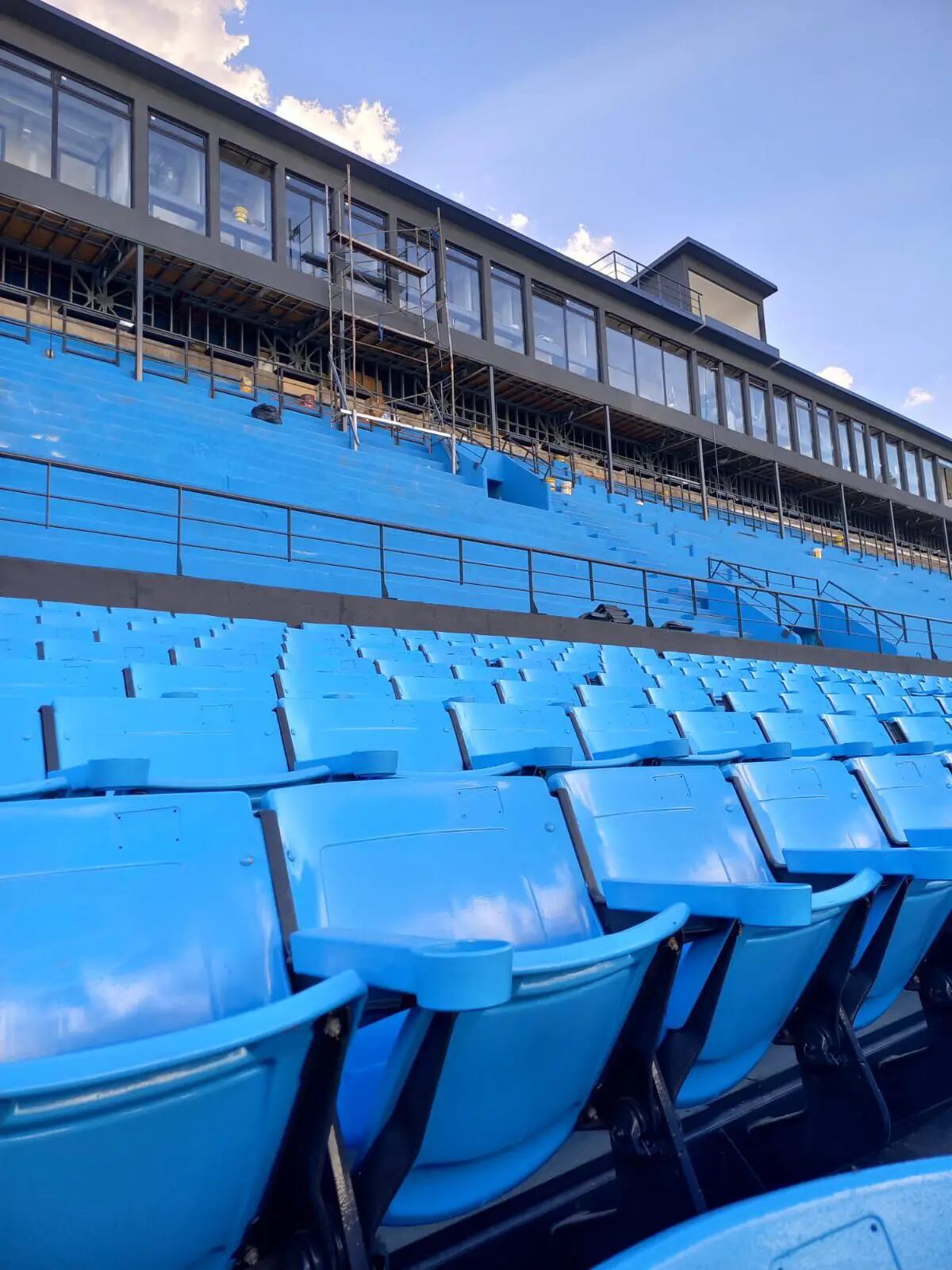 Las butacas del Orfeo que se instalaron en la cancha de Belgrano ahora se ven de color celeste (La Voz)