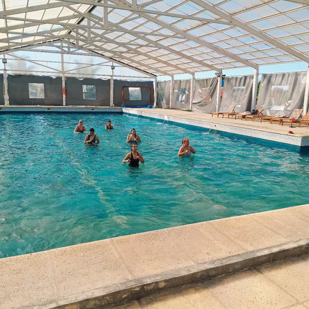 El destino ideal para jubilados en febrero: termas y descanso frente al río