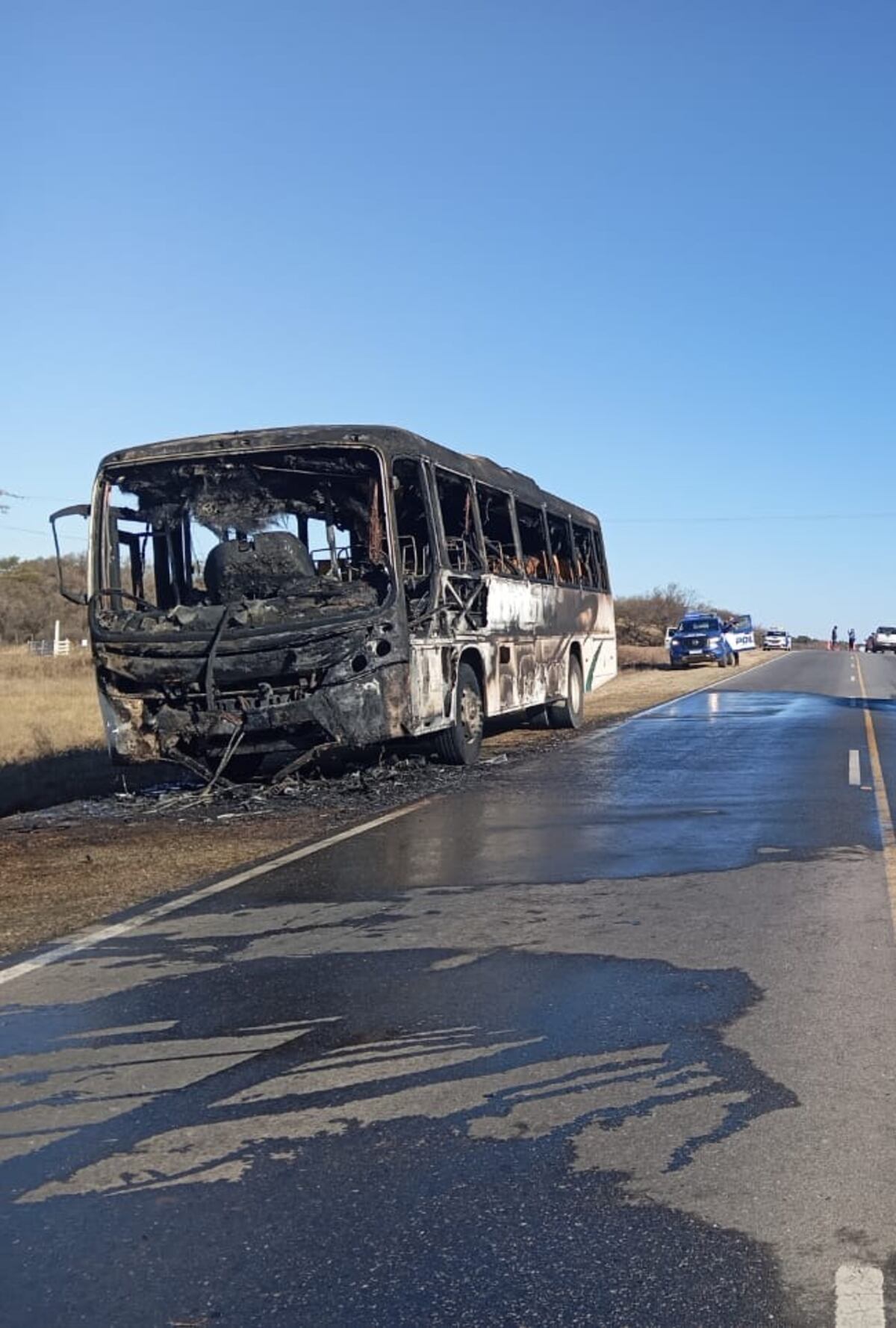 Incendio total de un colectivo interurbano en Falda del Carmen (Prensa Policía de Córdoba)