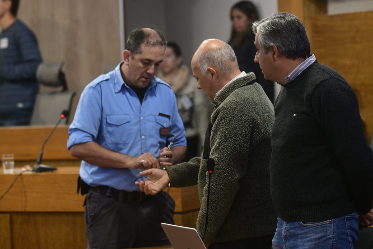 Escoltado. El exintendente de Pilar Diego Bechis llegó esposado desde Bouwer. (Ramiro Pereyra / La Voz)