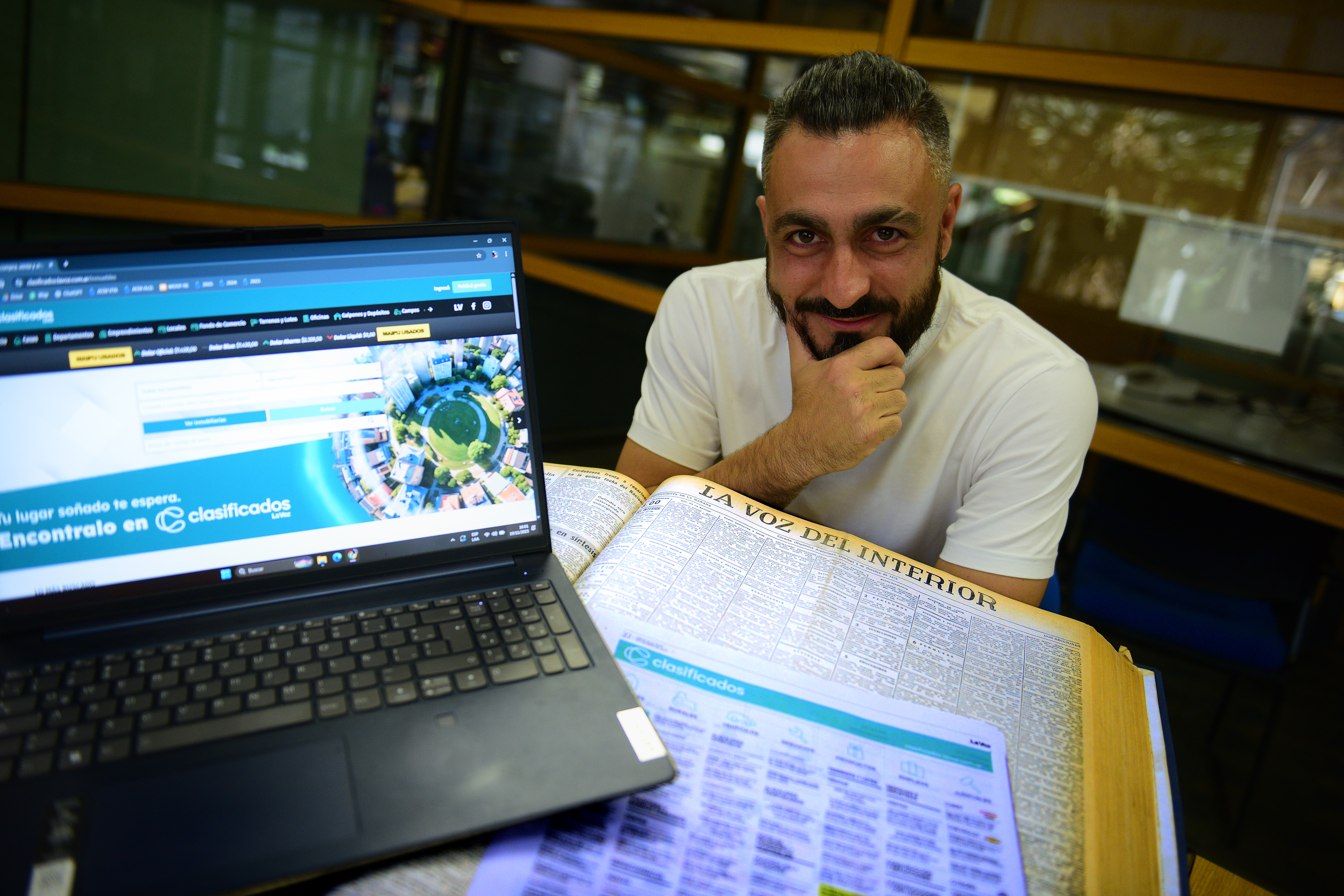 Matías Merguerian comenzó revisando los avisos clasificados de inmuebles de La Voz desde 1975 y los vinculó con los datos de la etapa "online" actual. (José Gabriel Hernández / La Voz)