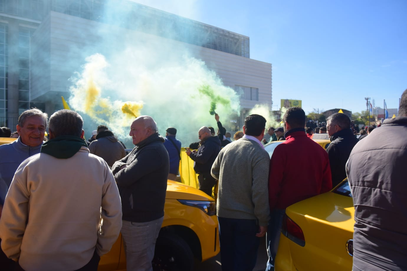 Taxistas y remiseros, agrupados en diversas organizaciones, protestan frente al Concejo Deliberante de la ciudad de Córdoba. (José Gabriel Hernández / La Voz)