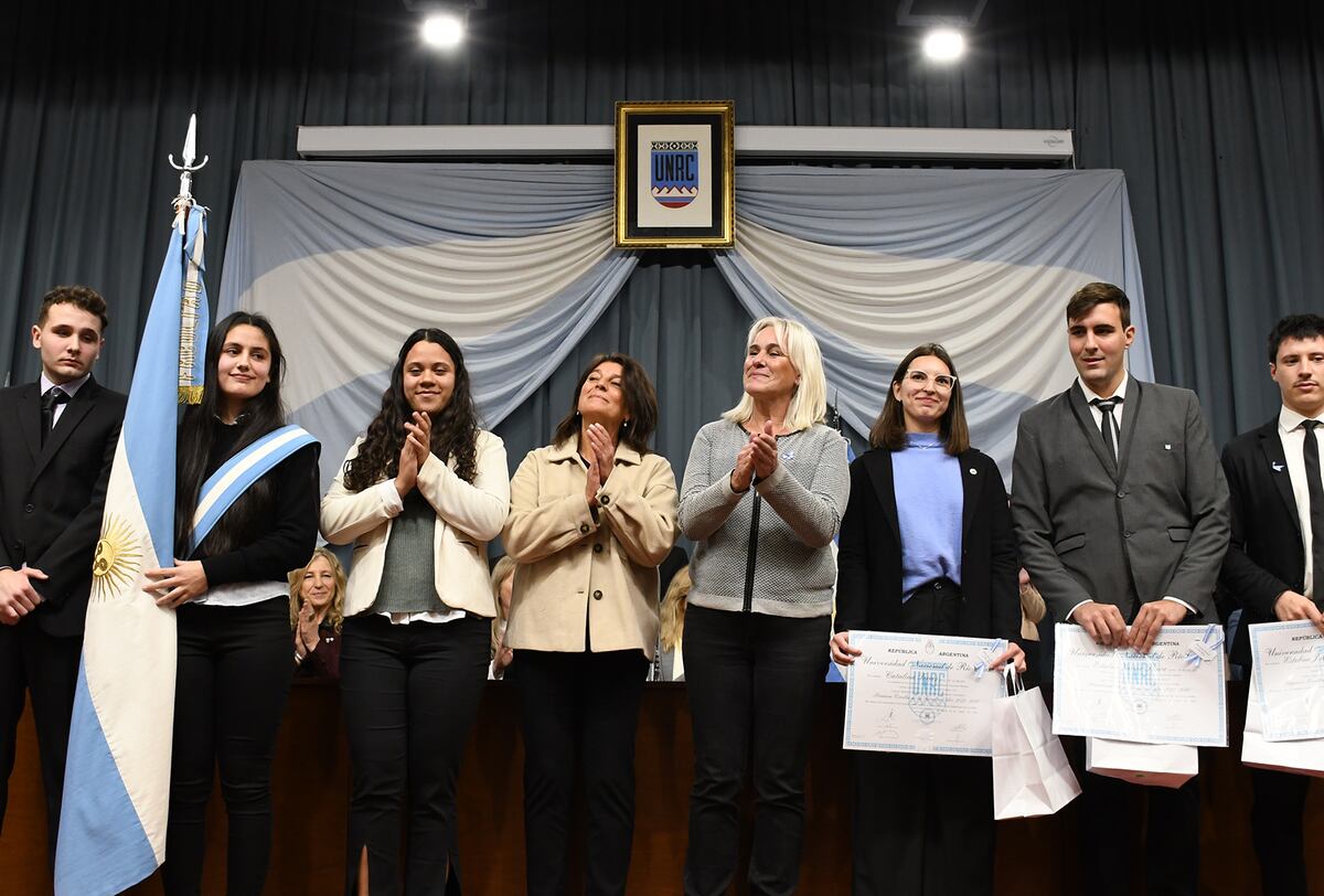 Río Cuarto. Bandera entrante en Agronomía y Veterinaria, y bandera saliente junto a las autoridades de la facultad (Gentileza Prensa UNRC).