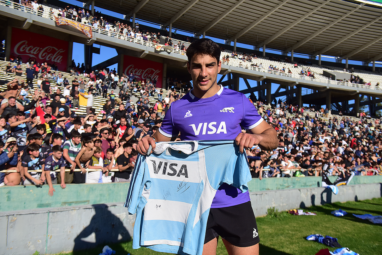 Santiago Carreras en el entrenamiento abierto de Los Pumas en el Kempes. (José Gabriel Hernández / La Voz).