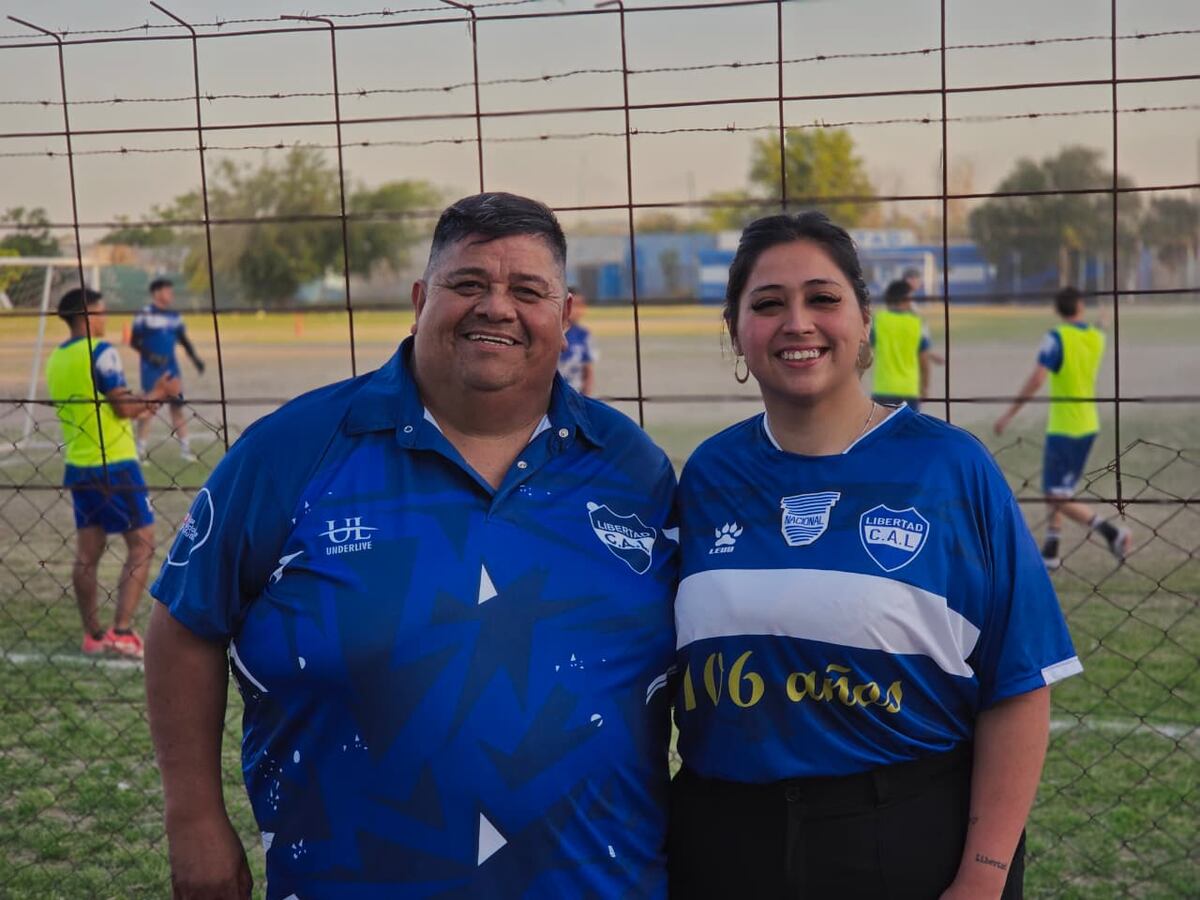 Ludmila Maldonado, presidenta del Club Atlético Libertad, de 23 años. Junto a su papá, Marcelo Maldonado. (La Voz).