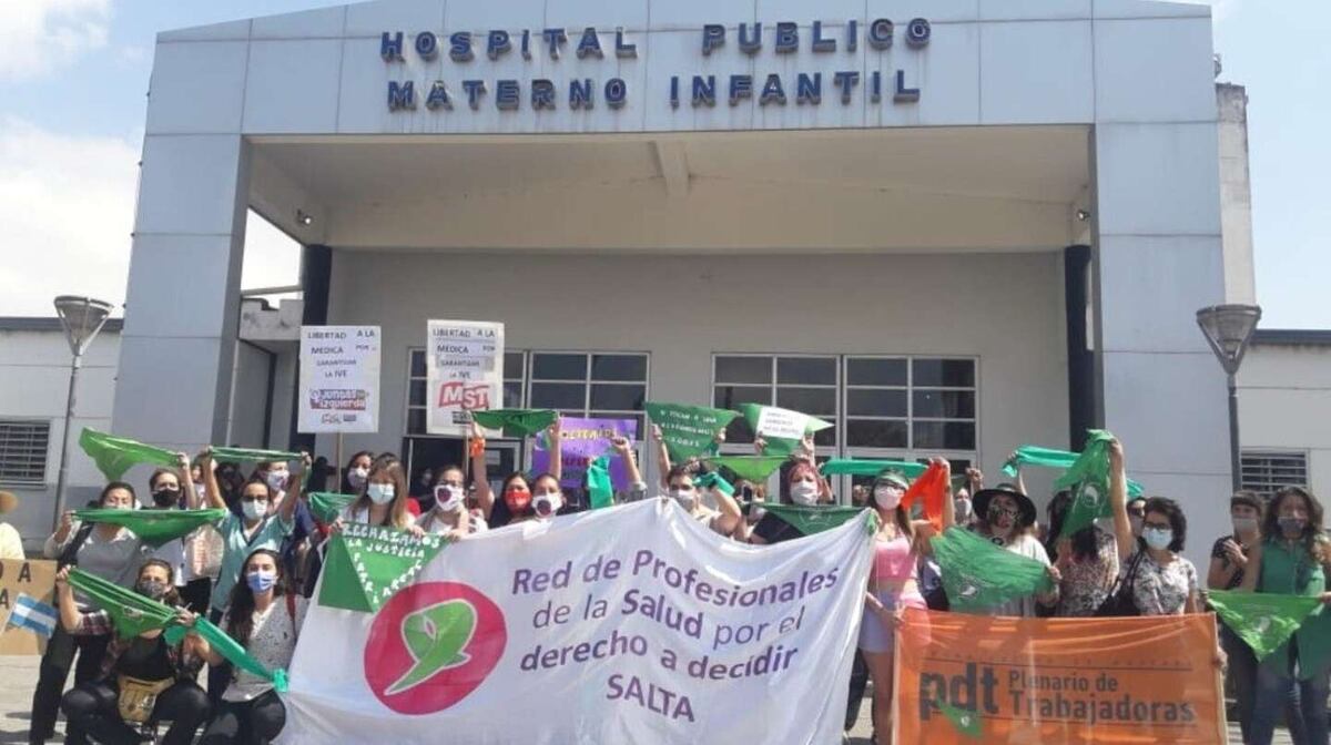SALTA. La protesta de profesionales de la salud en defensa de la médica detenida por practicar una ILE.