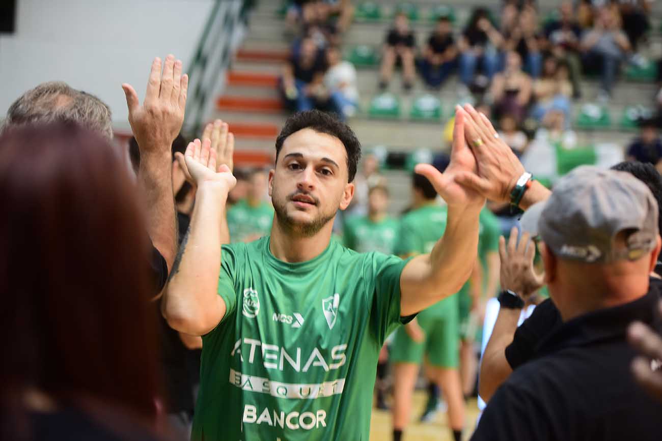 Nicolás Zurschmitten volvió a barrio General Bustos para jugar la Liga Argentina y llevó al equipo a la Liga Nacional. (José Gabriel Hernández / La Voz)